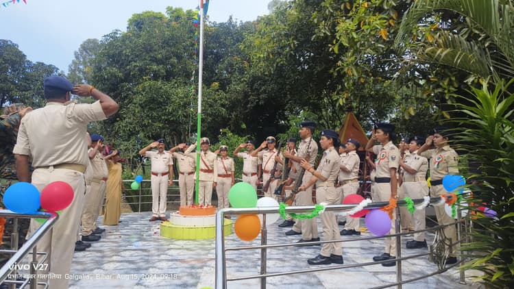 इंडो-नेपाल सीमा स्थित गलगलिया में विभिन्न संस्थानों में हुआ झंडोत्ताेलन, स्वतंत्रता सेनानियों को दी गयी श्रद्धांजलि