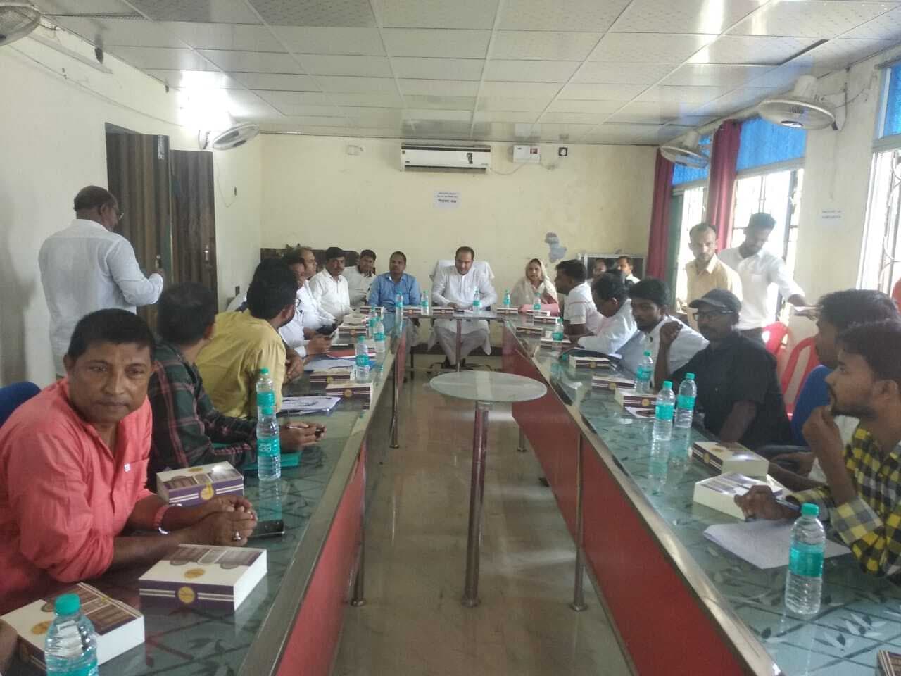 प्रखंड स्तरीय समीक्षा बैठक में नाराज विधायक ने अंचल कार्यालय के मनमाने रवैये से डीसीएलआर को कराया अवगत