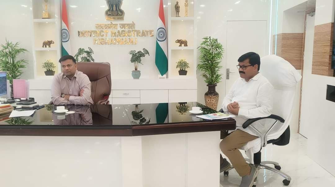 पूर्व विधायक ने जिले की ज्वलंत समस्याओं से डीएम को कराया अवगत