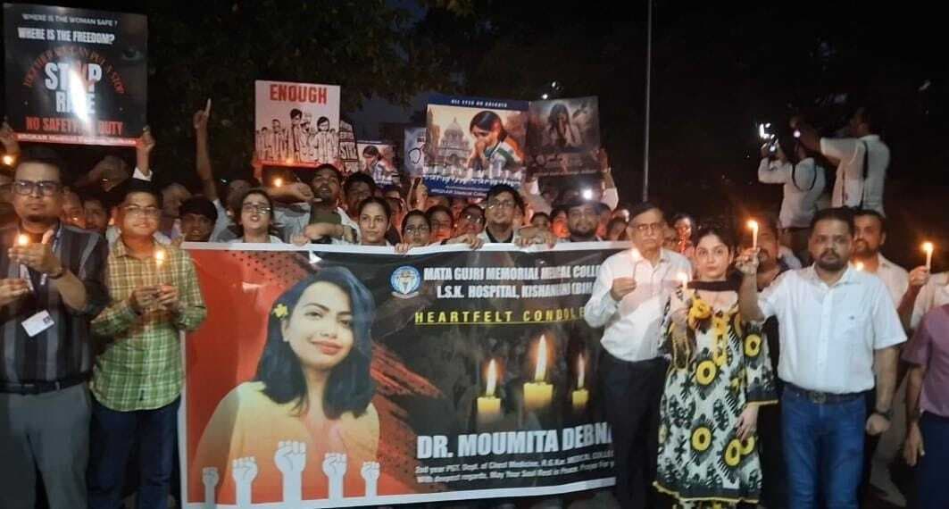 रेप के बाद महिला चिकित्सक की निर्मम हत्या के विरोध में एमजीएम के चिकित्सकों व मेडिको छात्रों ने निकाला कैंडिल मार्च