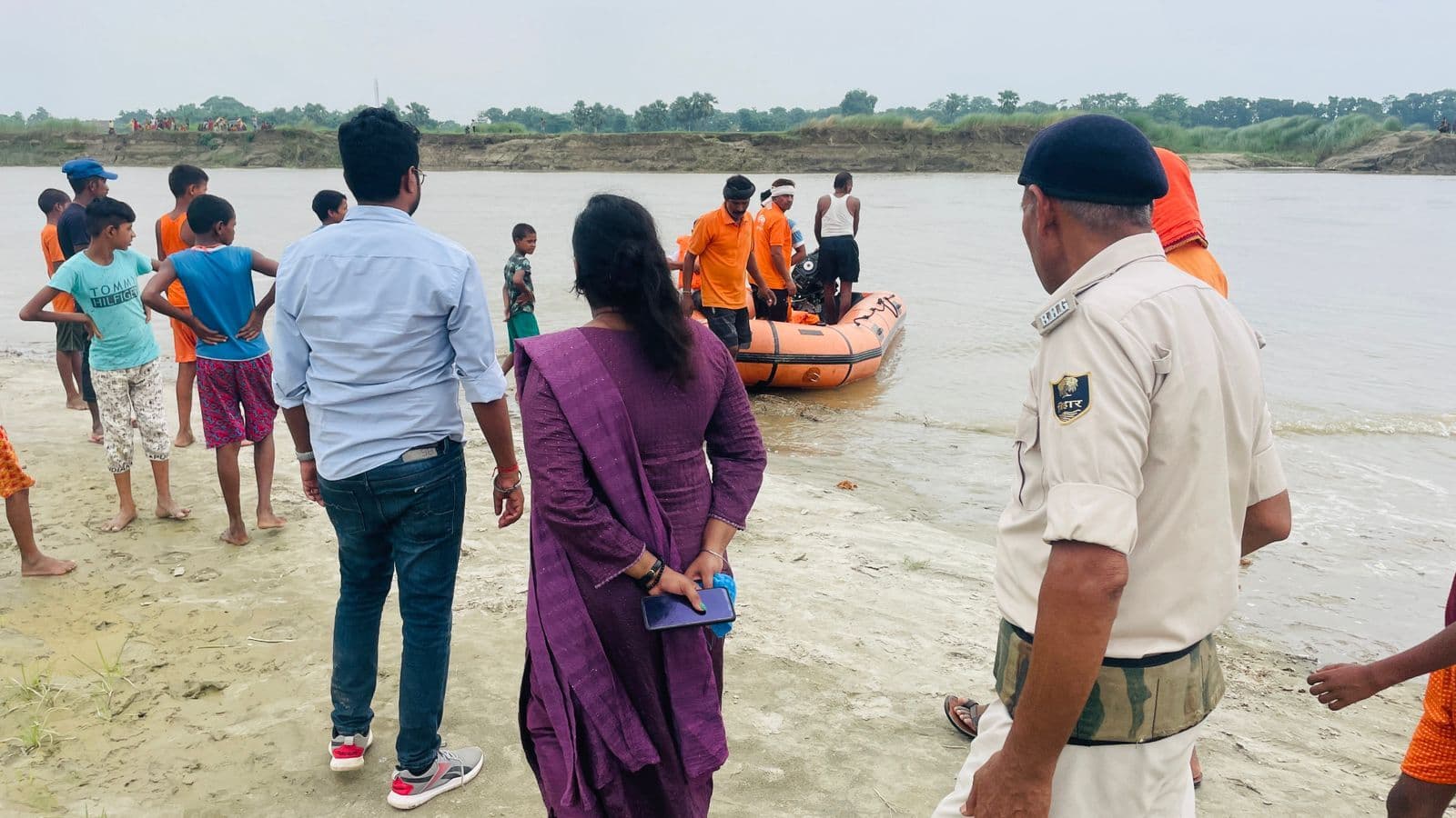 नदी में नाव पलटने से युवक की डूबने से मौत