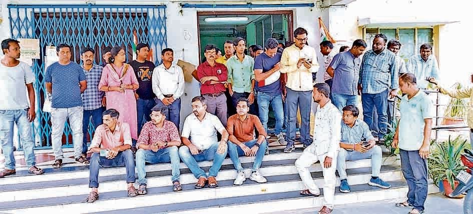 दिव्यांग महिला कर्मचारी के साथ की गयी धक्का मुक्की, लगे नारे