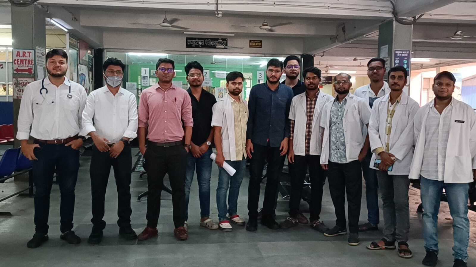 जूनियर डॉक्टरों ने एसएनएमएमसीएच में बंद कराया रजिस्ट्रेशन काउंटर, ओपीडी चेंबर में जड़ा ताला, सभी ऑपरेशन टले