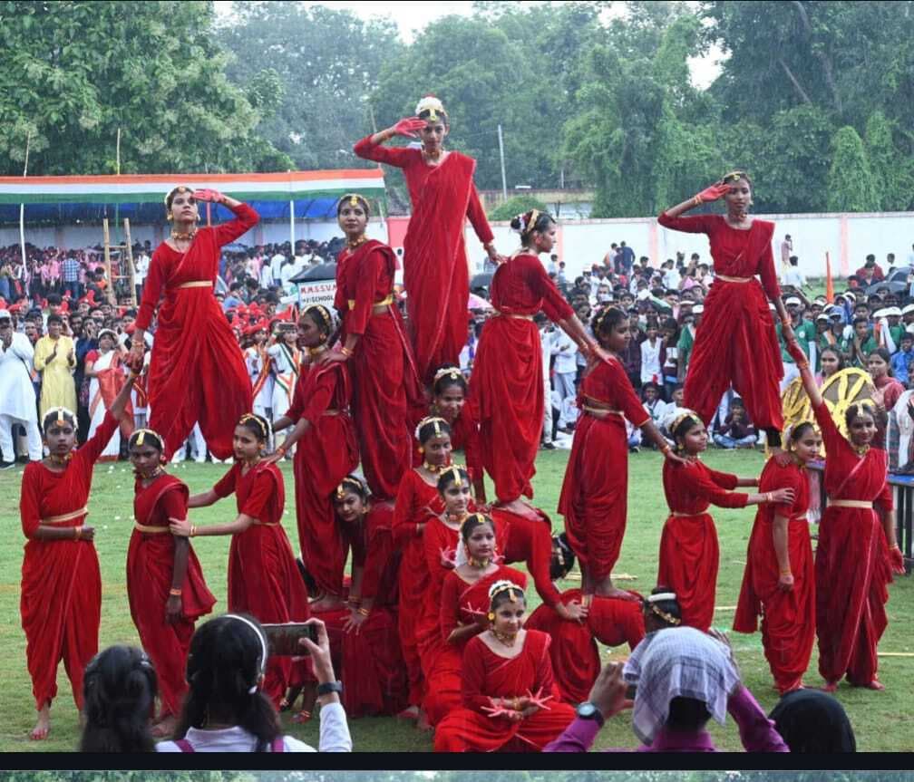 उत्साह भरे रंगों में मना आजादी का जश्न, बच्चों ने दी आकर्षक प्रस्तुति