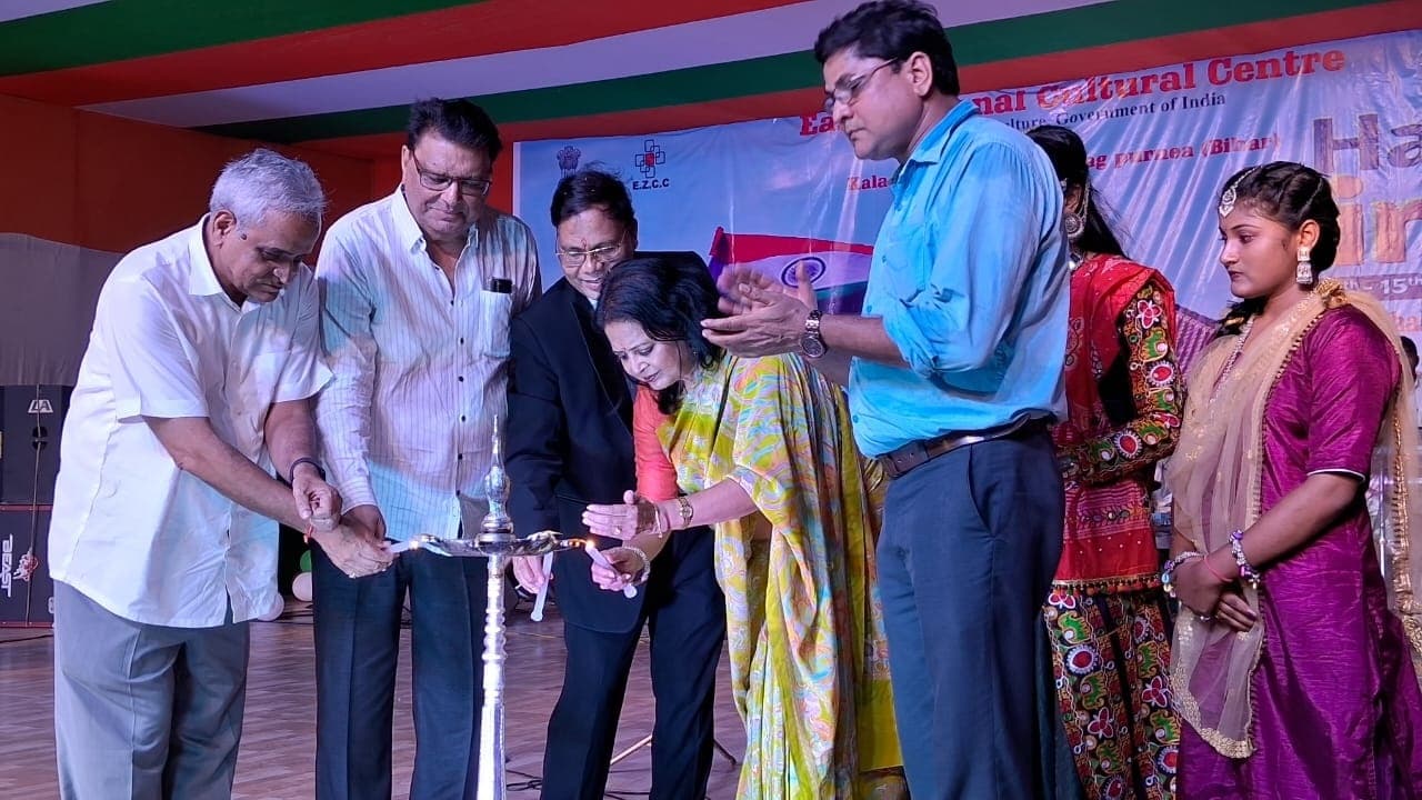 मुंबई से आयीं सीमा झा की देशभक्ति गीतों से झूम उठे श्रोता