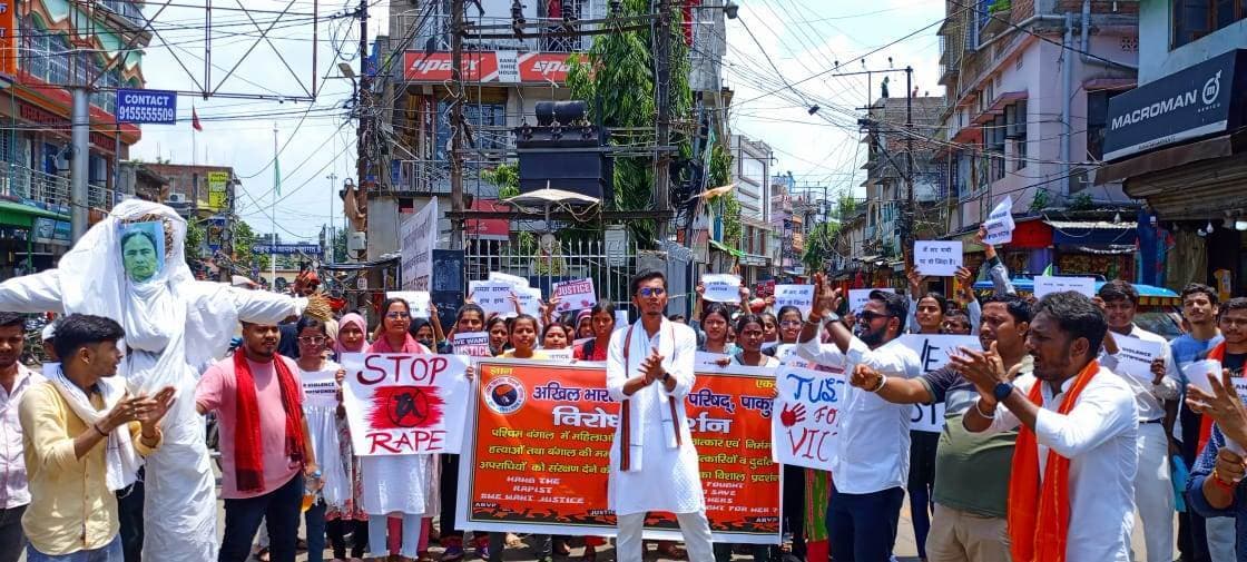 कोलकाता रेप-हत्या मामले में अभाविप ने फूंका ममता बनर्जी का पुतला