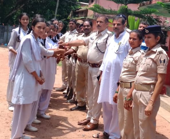 शिशु मंदिर की छात्राओं ने पुलिसकर्मियों को बांधा रक्षासूत्र