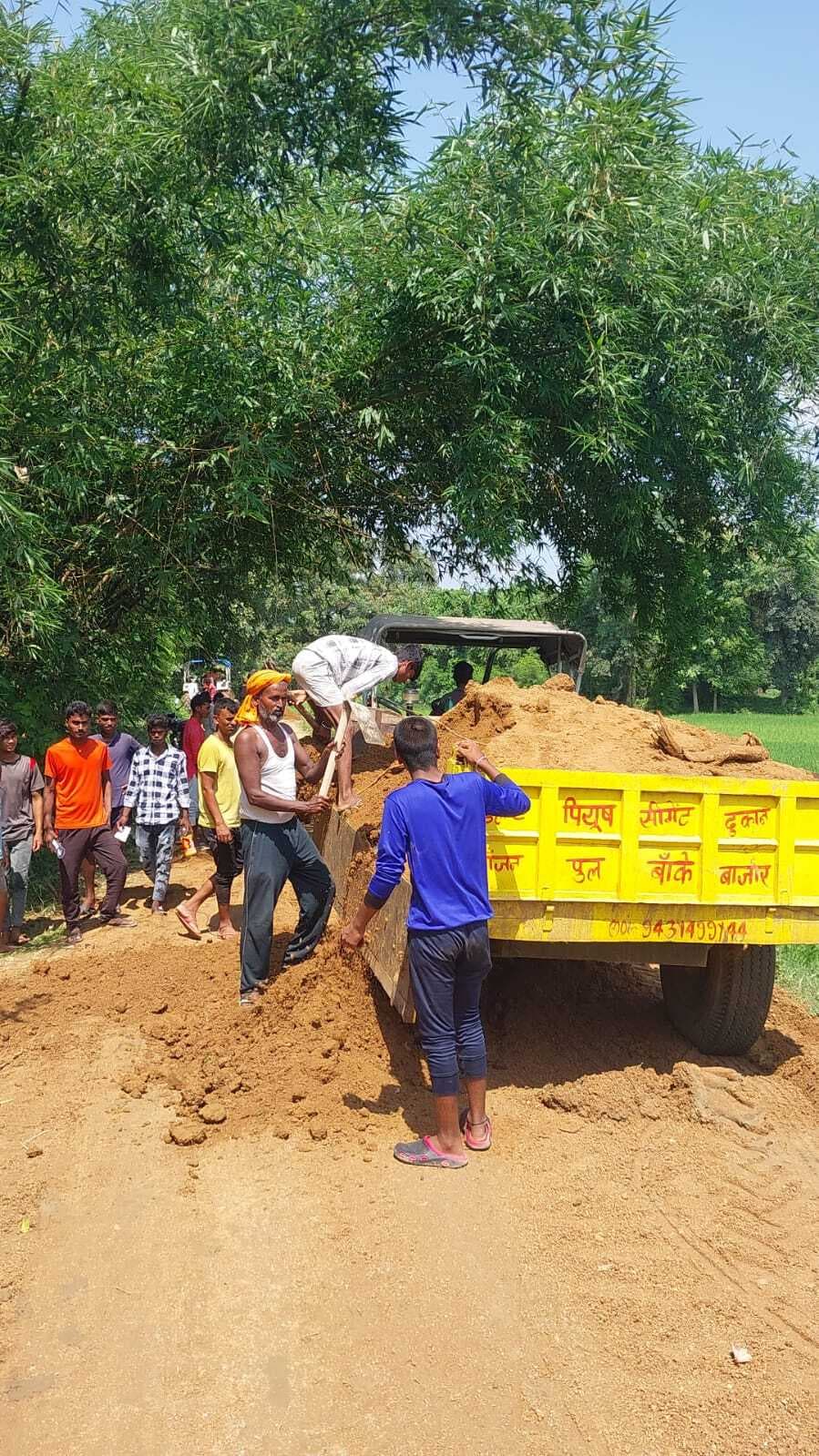 श्रमदान से की गयी सड़क की मरम्मत