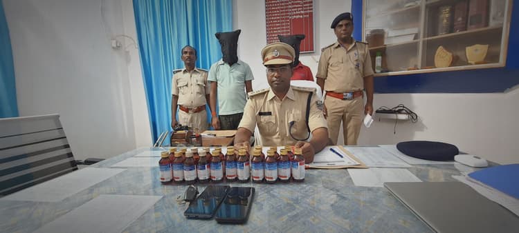 प्रतिबंधित कफ सिरप के साथ दो अपराधी गिरफ्तार, 260 लीटर सिरप बरामद