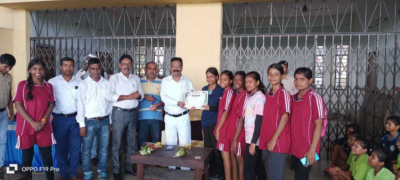 प्रखंड स्तरीय खेलो झारखंड प्रतियोगिता का हुआ समापन, विजयी प्रतिभागियों को डीजे ने किया सम्मानित