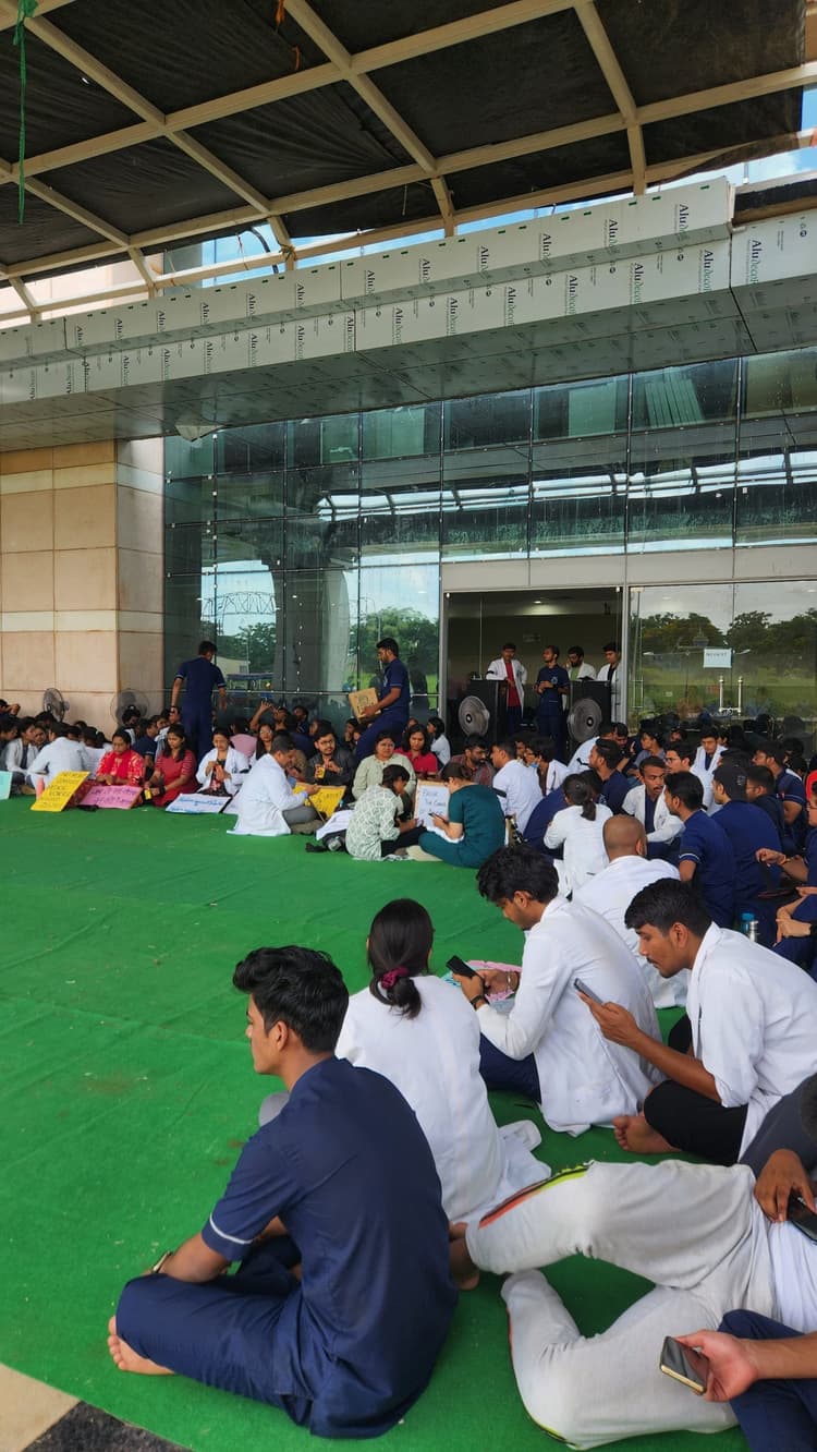 कोलकाता की घटना के विरोध में हड़ताल पर रहे एम्स के डॉक्टर