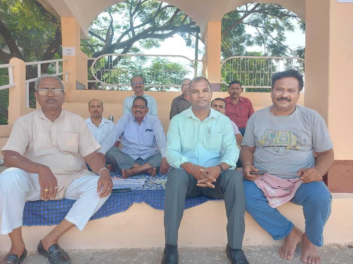 शिक्षकों ने ट्रेजरी अफसर से की एरियर बिल भुगतान की मांग