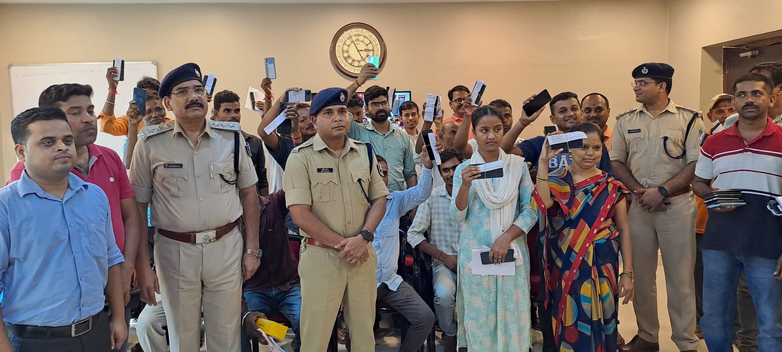 Operation Muskan: अररिया पुलिस ने बरामद किए 52 खोये मोबाइल, एसपी ने लौटाए, पीड़ितों ने जताई खुशी
