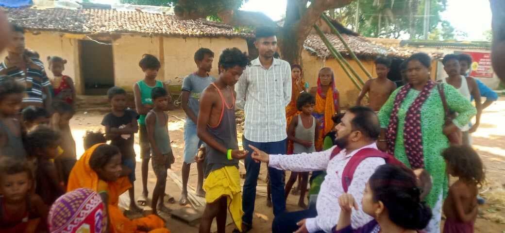 सिमला कांसी पाड़ा में दर्जनों लोग से बुखार से पीड़ित, स्वास्थ्य विभाग की टीम गांव में कर रही कैंप