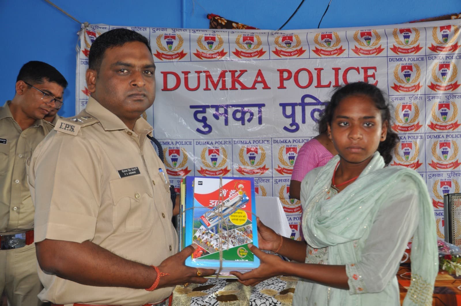 पुस्तकों से दोस्ती करें, योजनाबद्ध तरीके से तैयारी करें, लक्ष्य हासिल होने तक न थकें और न रुकें : एसपी