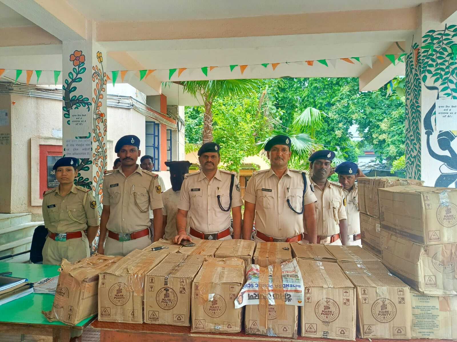 वाहन से भारी मात्रा में शराब बरामद, एक गिरफ्तार