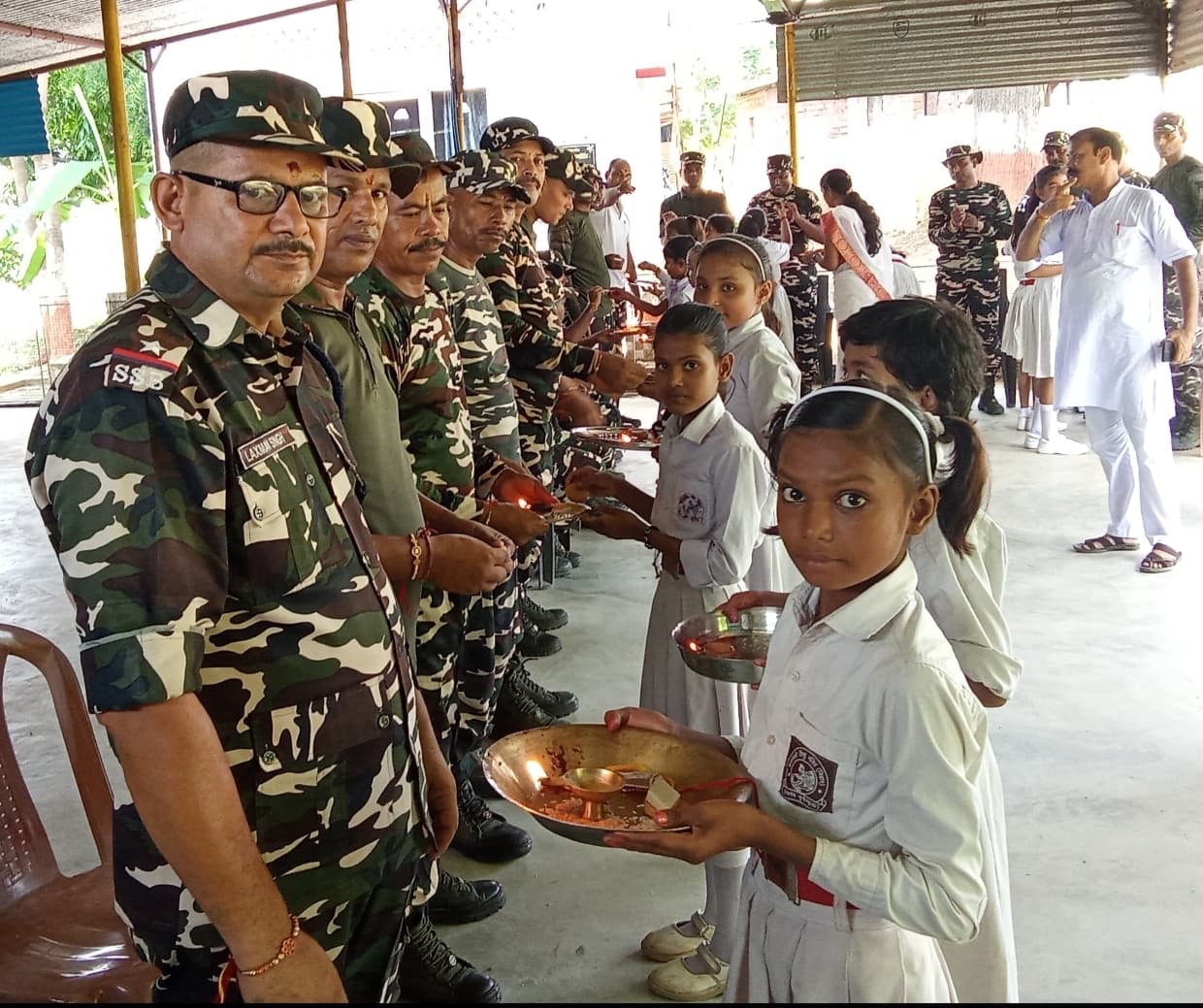 एसएसबी जवानों को स्कूली बच्चियों ने बांधी राखी