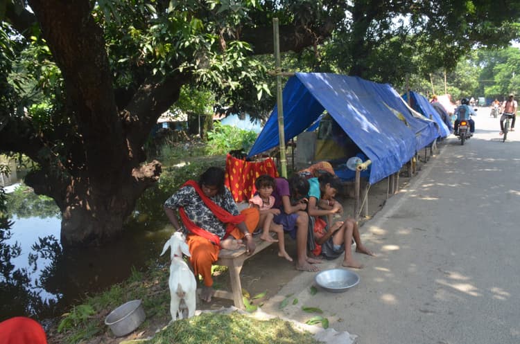 बाढ़ से घिरे ग्रामीणों की सड़क पर कट रही जिंदगी