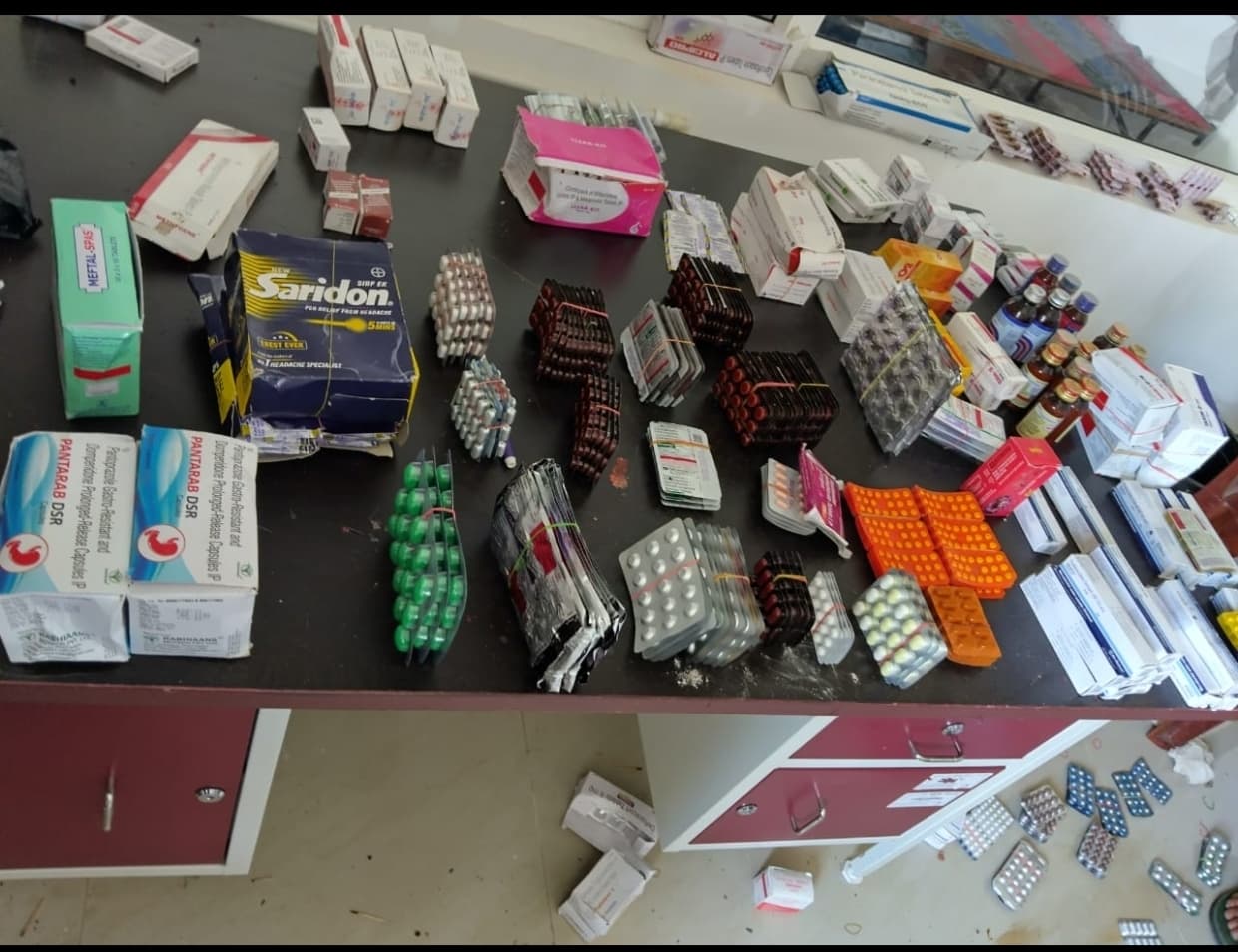 Illicit English medicine: बोरे में रखी दवा के साथ 23 लाख 67 हजार रुपये जब्त