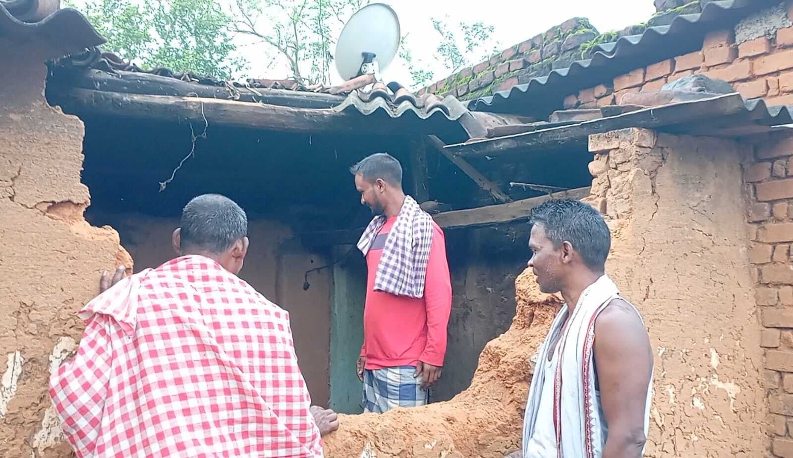 झारसुगुड़ा और सुंदरगढ़ में हाथियों का उत्पात, कई घरों को तोड़ा