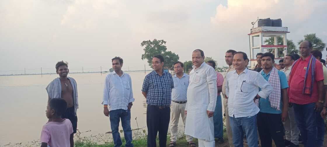 विधायक ने बाढ़ प्रभावित क्षेत्रों का लिया जायजा, क्षतिग्रस्त फसल का मुआवजा दिलाने का दिया आश्वासन