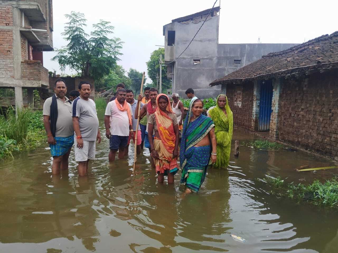 इंदरूख पश्चिमी पंचायत के दो मोहल्ले में घुसा बाढ़ का पानी