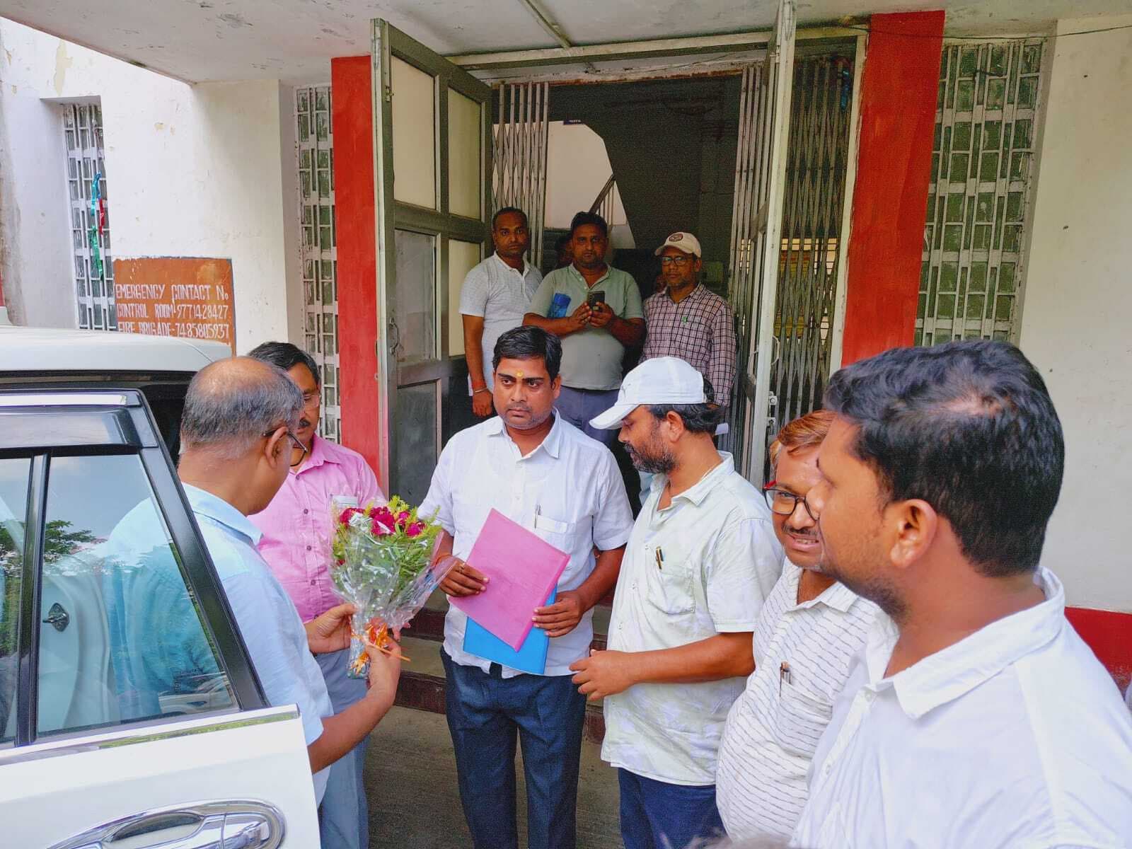 प्रधान मुख्य अभियंता से यूनियन ने की सामग्री आपूर्ति की मांग