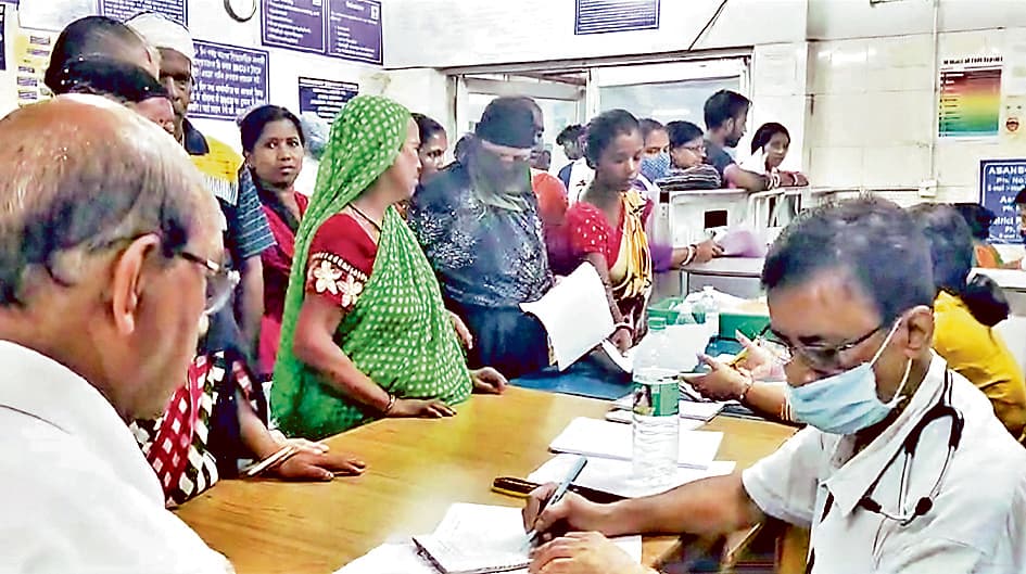 हड़ताल पर रहे डॉक्टर, जिला अस्पताल में रोगी हुए हलकान