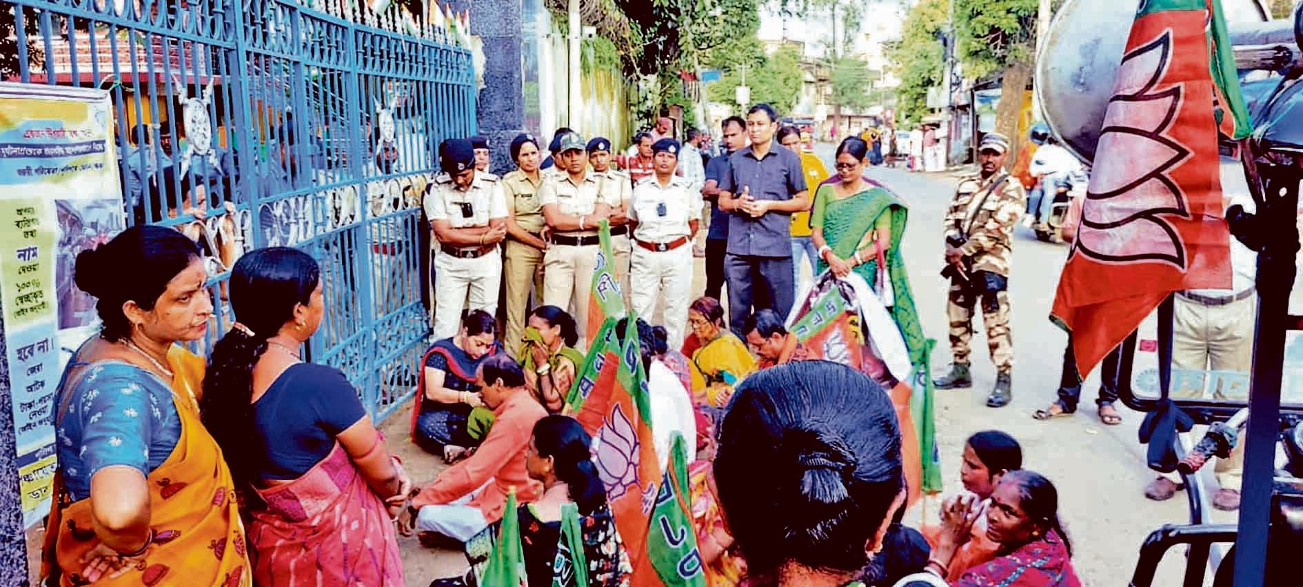 बांकुड़ा थाने का भाजपा महिला मोर्चा ने किया घेराव