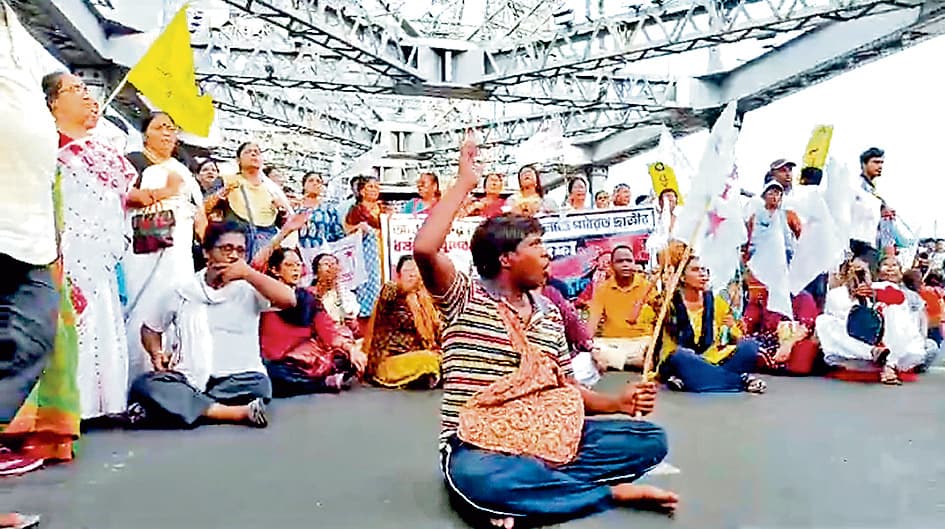 आरजी कर की घटना के विरोध में हावड़ा ब्रिज पर अवरोध