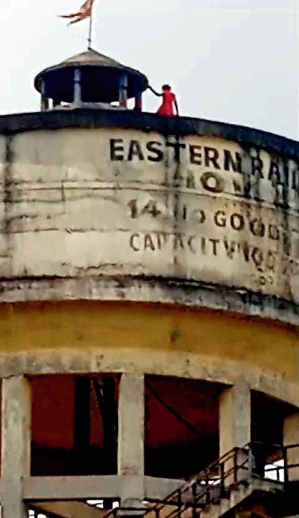 पानी टंकी पर चढ़ी मानसिक रूप से विक्षिप्त महिला