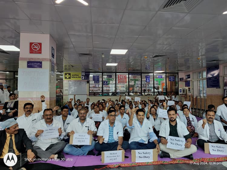 Ranchi news : कोलकाता की घटना के विरोध में रिम्स व सदर अस्पताल में इमरजेंसी छोड़ ठप रहीं सभी सेवाएं, असहाय दिखे मरीज