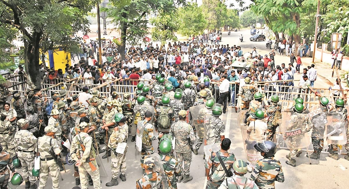 Ranchi News: सीजीएल परीक्षा की तिथि बदलने की मांग को लेकर छात्रों का प्रदर्शन