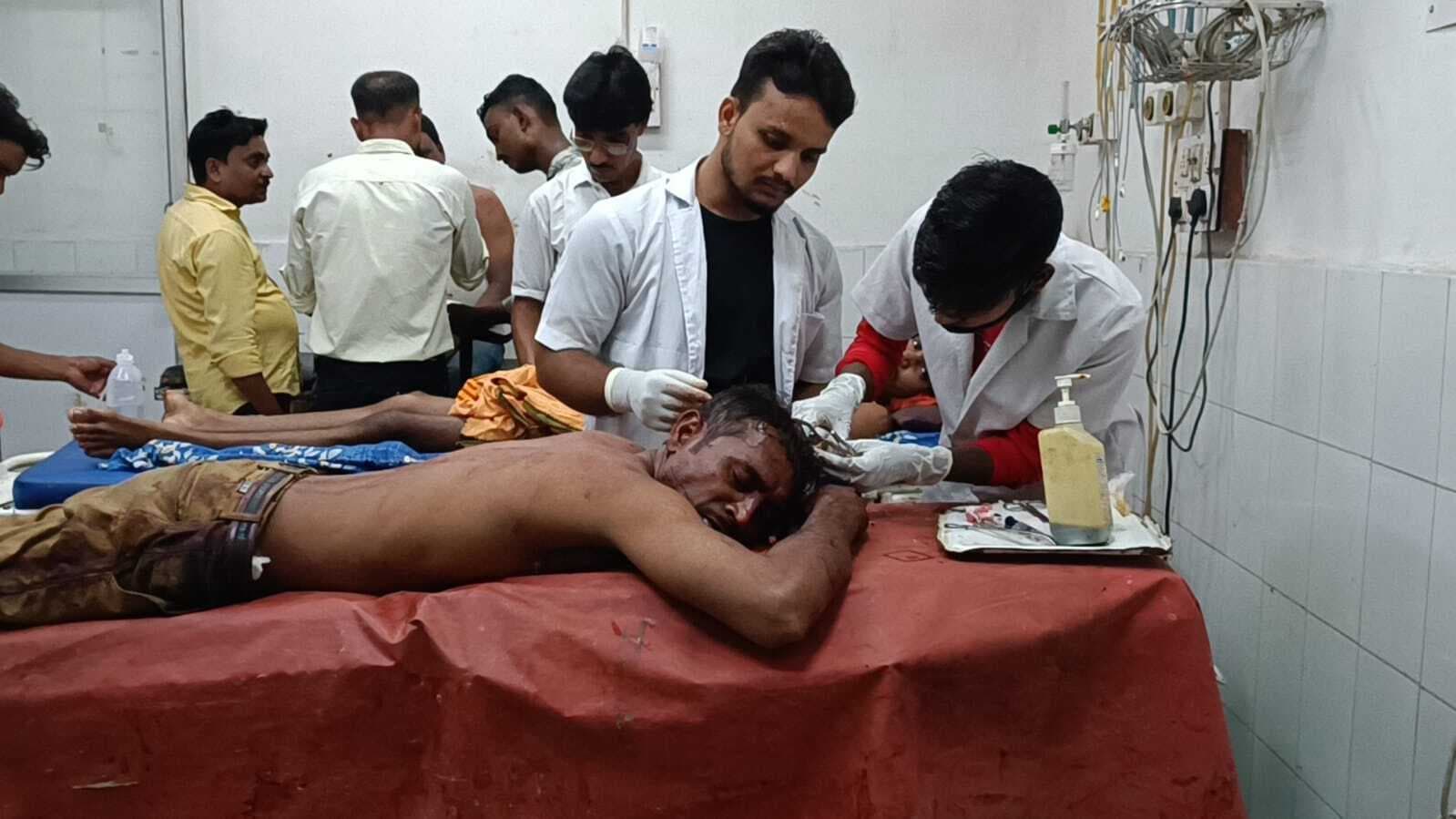 दामोदरपुर में ऑटो चालक को कुल्हाड़ी से मारकर किया जख्मी, अस्पताल में भर्ती