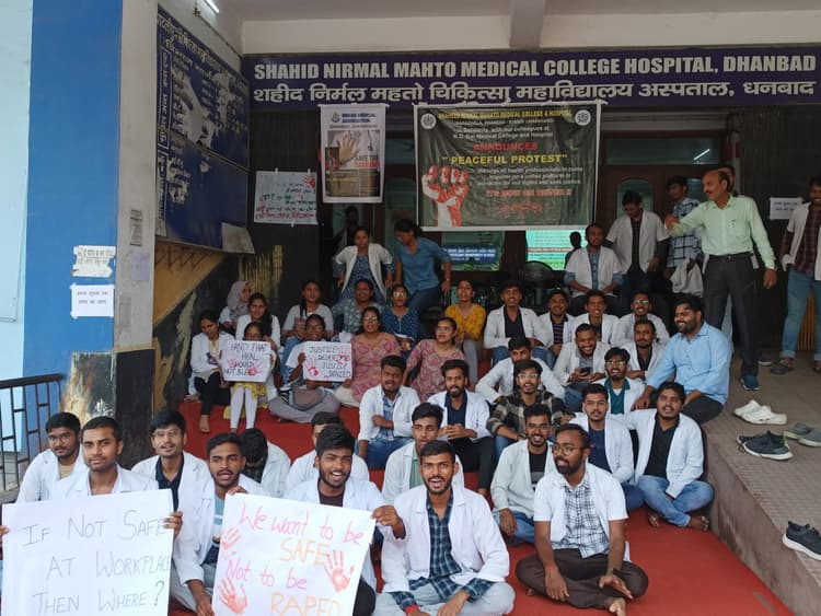 एसएनएमएमसीएच : इमरजेंसी में पेडियाट्रिक चिकित्सक नहीं होने से बच्चों को लेकर अस्पताल में भटकते रहे परिजन