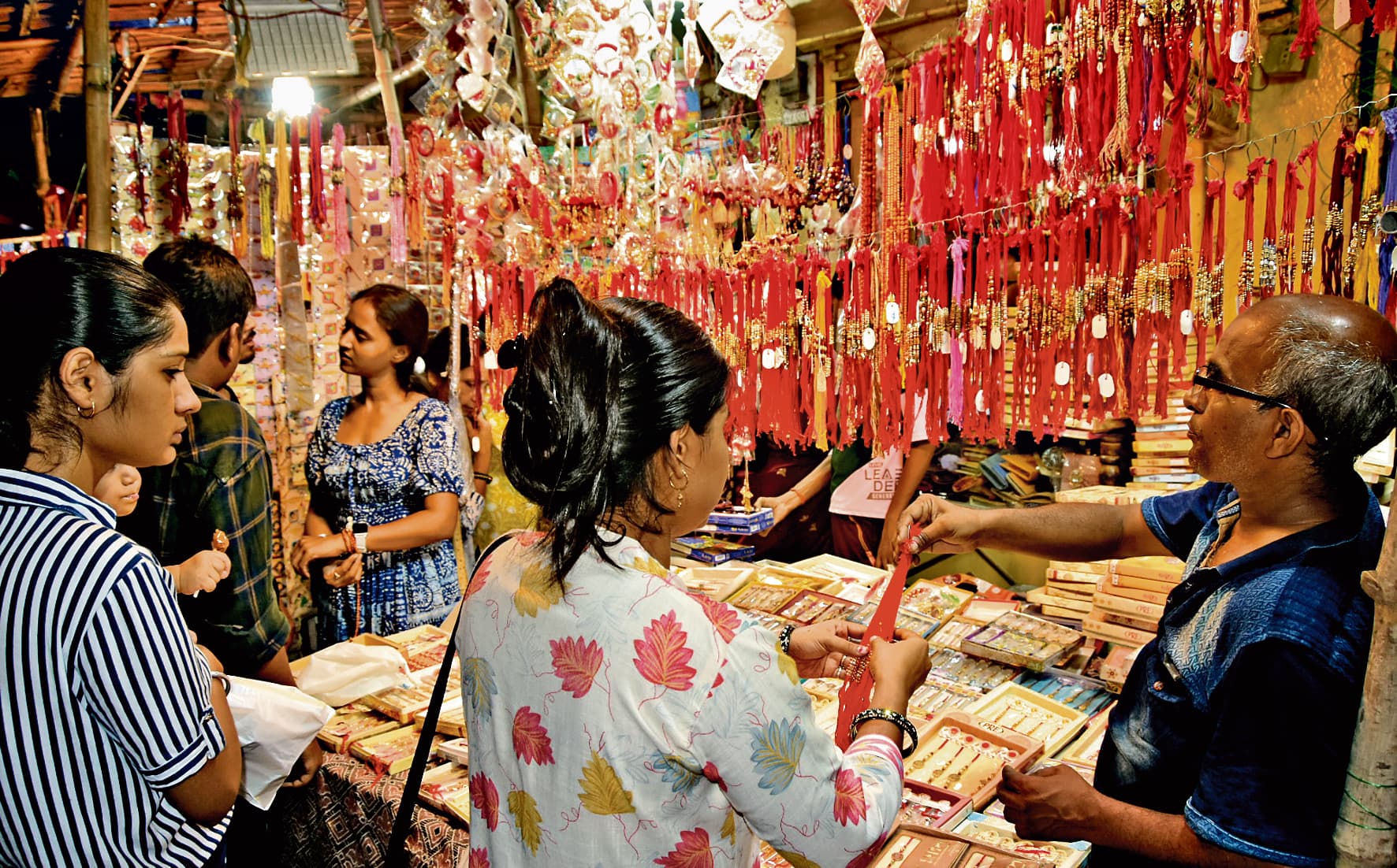 19 को रक्षा बंधन, बहनें बांधेगी भाइयों को राखी