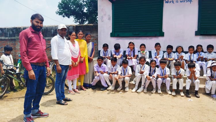 सती इंग्लिश एकेडमी में राखी बनाओ प्रतियोगिताहमारा प्रयास रहता है बच्चों की प्रतिभा को निखारना : संतोष राम