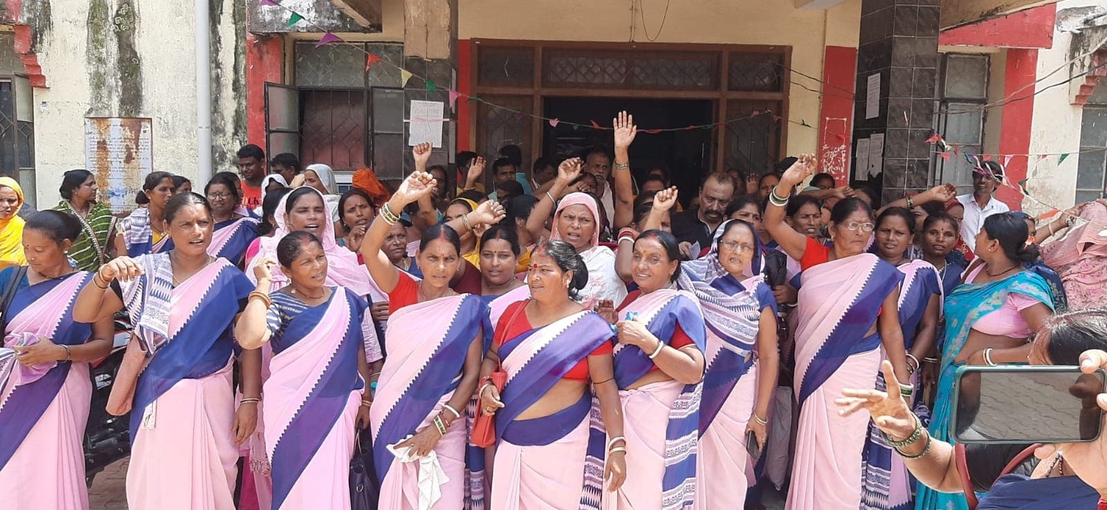 स्वास्थ्य कर्मचारी संघ ने सिविल सर्जन को सौंपा मांगपत्र