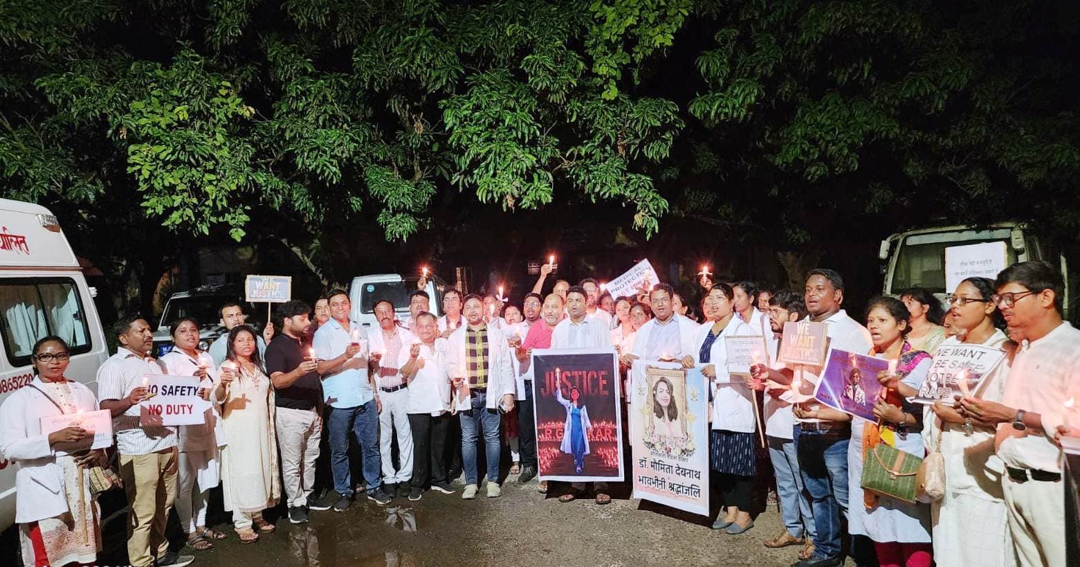 कोलकाता रेप-हत्याकांड. पाकुड़ के सरकारी व निजी अस्पताल के डॉक्टरों ने निकाला कैंडल मार्च