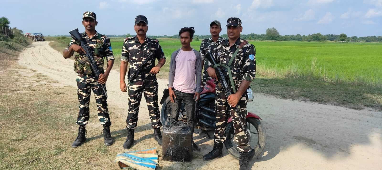 16 किलो गांजा के साथ तस्कर गिरफ्तार, बाइक जब्त