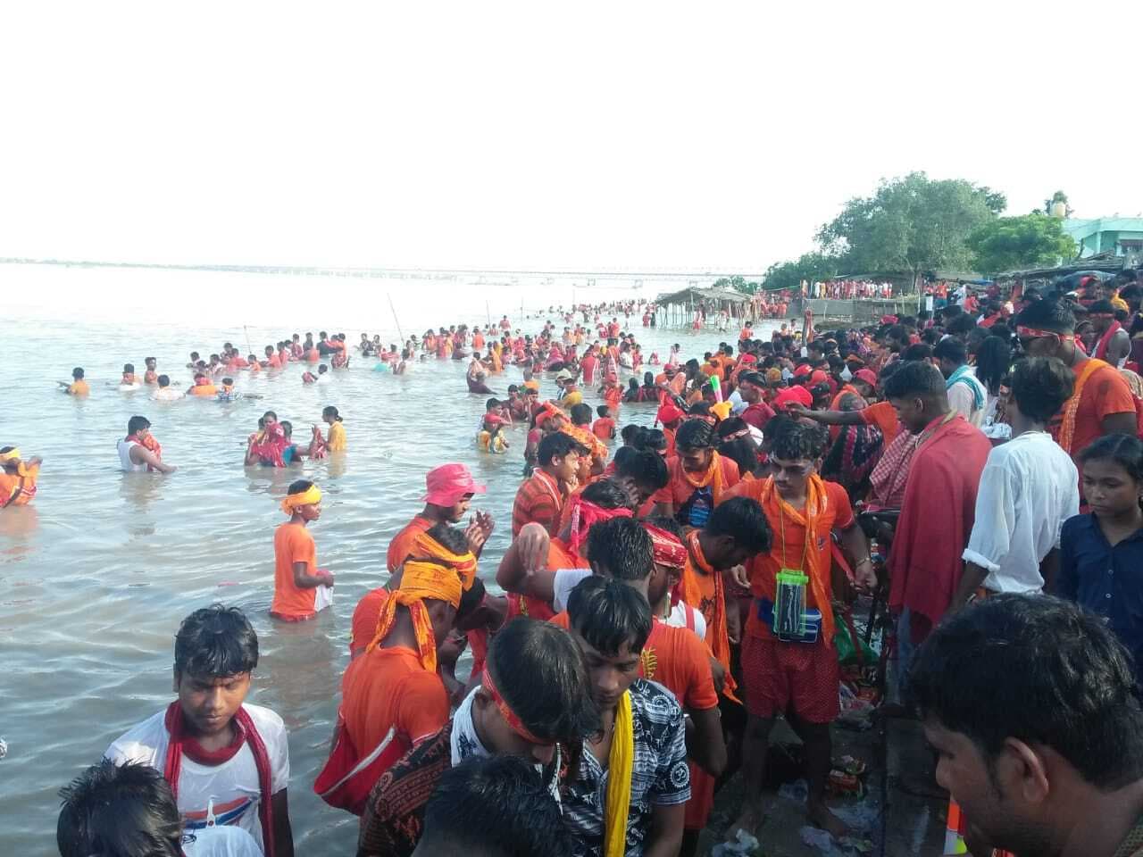 सावन के अंतिम सोमवारी पर हजारों श्रद्धालु विभिन्न ट्रेनों से मुंगेर के छर्रापट्टी के लिए हुए रवाना