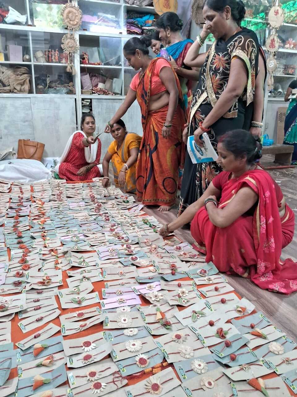 पूर्णिया में जूट व केले के फाइबर से बनी राखियों की लगायी प्रदर्शनी