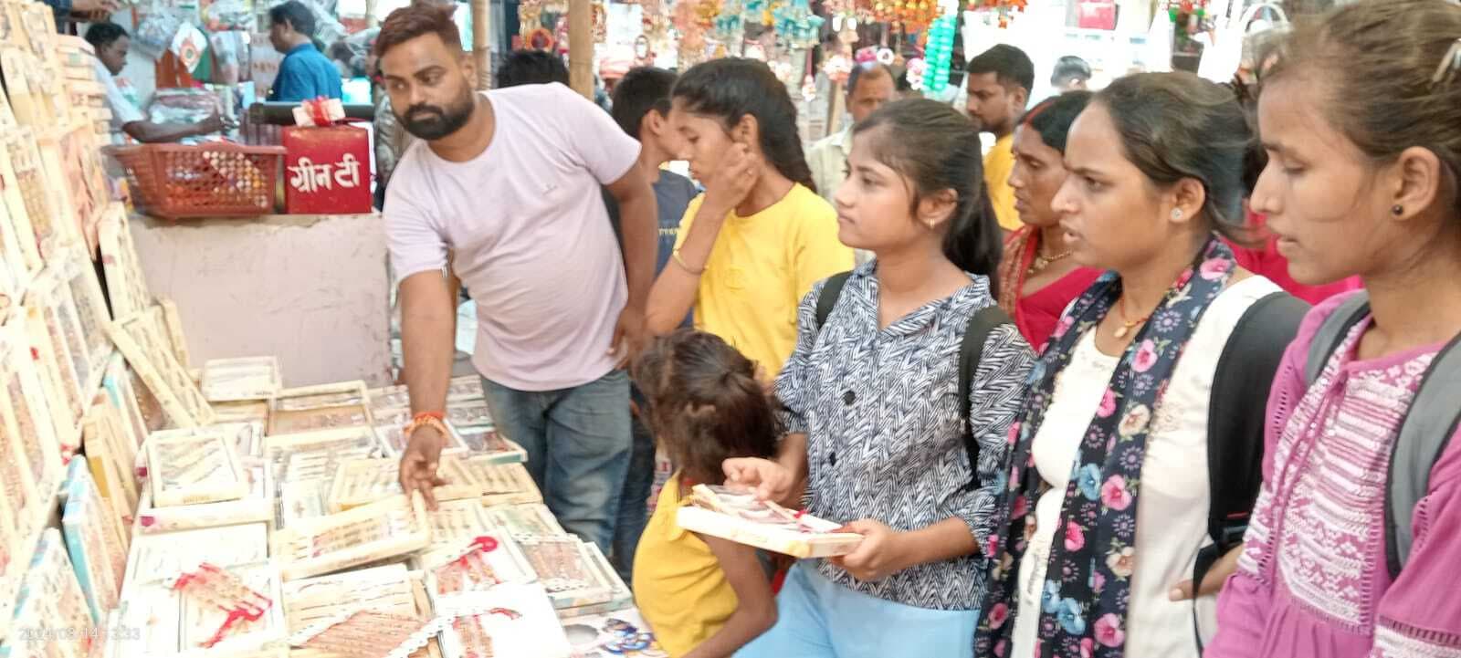 राम दरबार व ब्रेसलेट डिजाइन की राखियां सजेंगी भाइयों की कलाई पर
