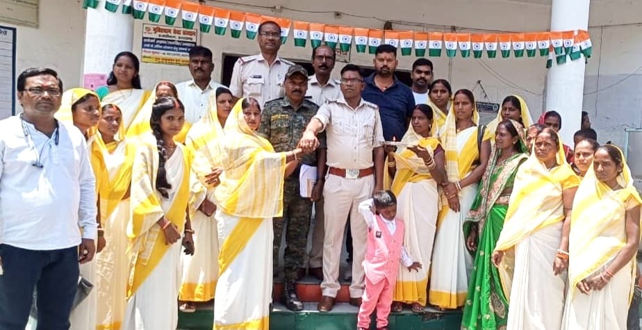 एकल विद्यालय की शिक्षकाओं ने बरकट्ठा पुलिस को बांधी राखी