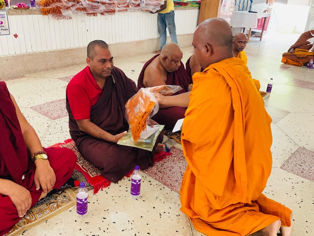 मेडिटेशन सेंटर में 100 भिक्षुओं को कराया संघदान