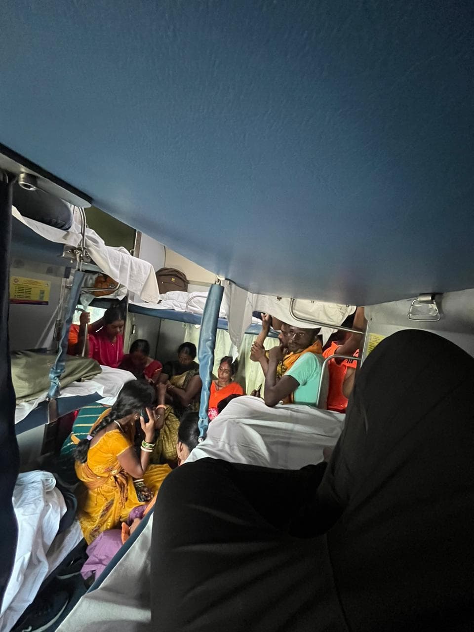 मिथिला के एसी कोच में बाहरी लोगों ने किया कब्जा