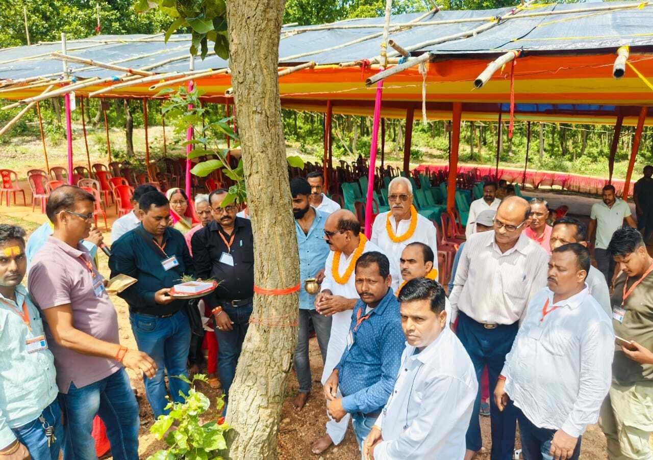 हजारों महिला-पुरुषों ने जंगल बचाने का लिया संकल्प