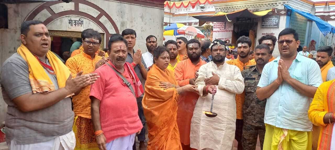 शिक्षामंत्री वैद्यनाथ राम ने की फौजदारीनाथ की पूजा