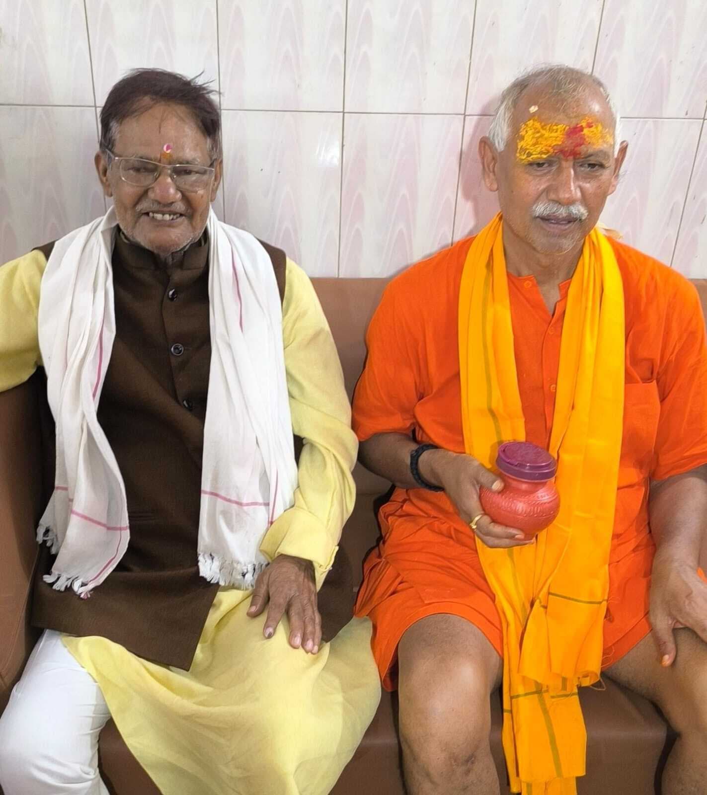 महाराजगंज के सांसद जनार्दन सिंह सिग्रीवाल ने पूजा