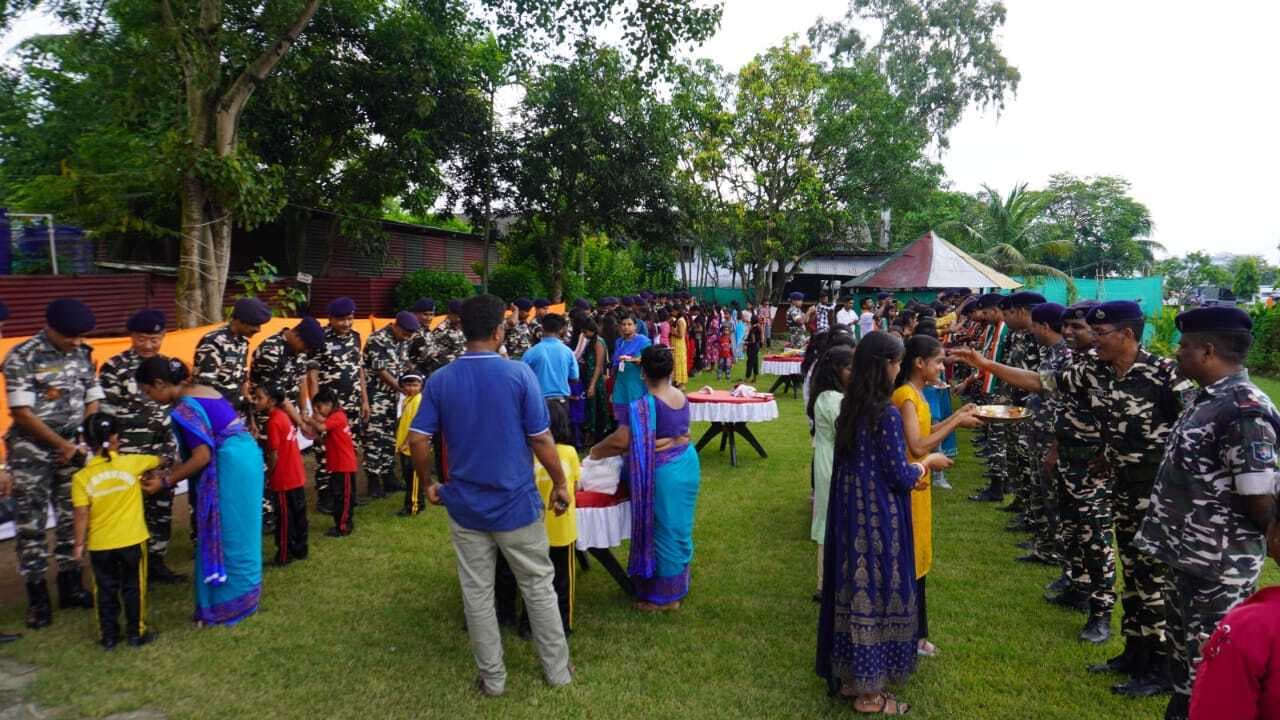 वीर शिवाजी सेना की महिला सदस्यों ने एसएसबी अधिकारी व जवानों को बांधी राखी